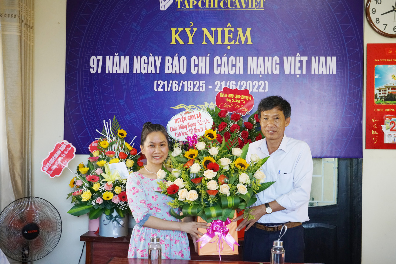 Huyện ủy-HĐND-UBND-UBMTTQVN huyện Cam Lộ tặng hoa ch&uacute;c mừng