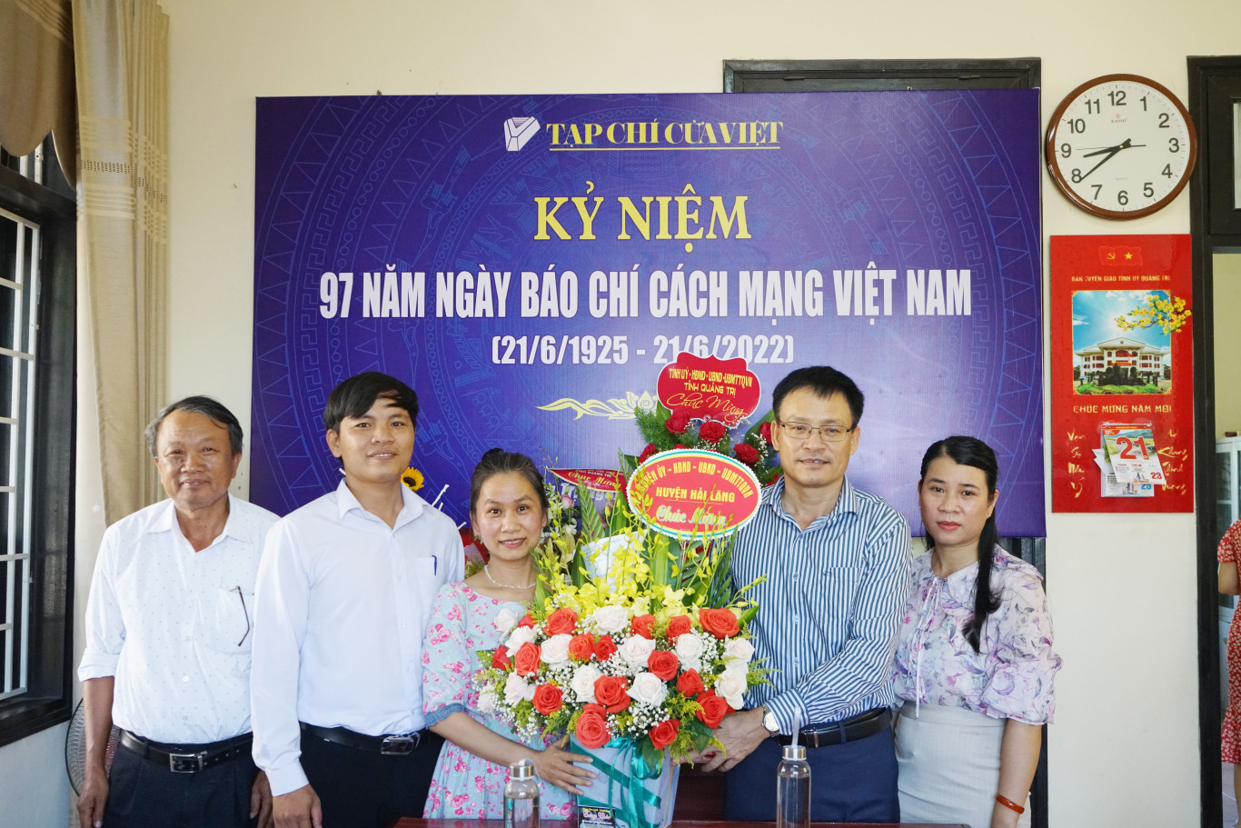 Huyện ủy-HĐND-UBND-UBMTTQVN huyện Hải Lăng tặng hoa ch&uacute;c mừng