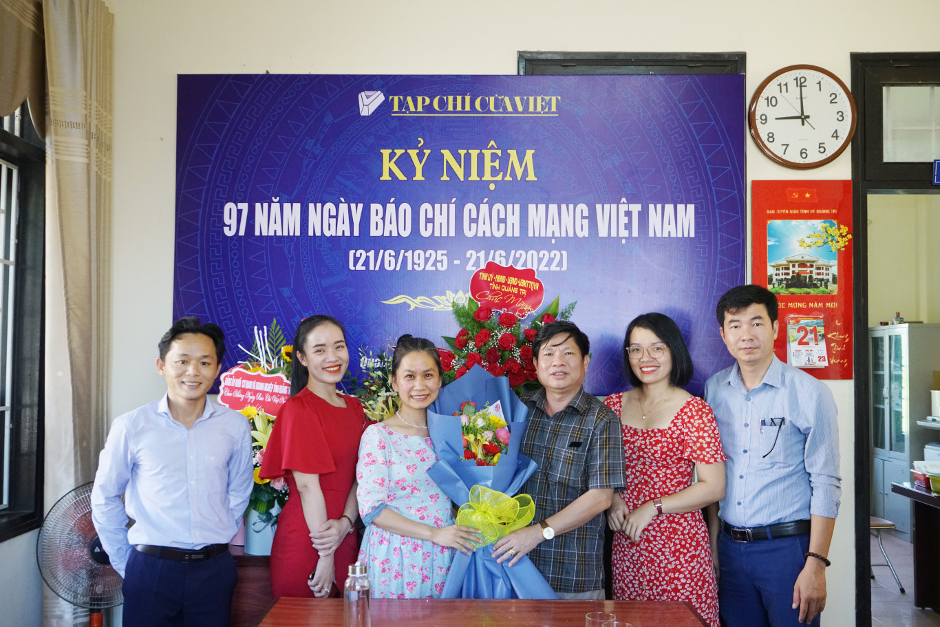 Huyện ủy-HĐND-UBND-UBMTTQVN huyện Triệu Phong tặng hoa ch&uacute;c mừng