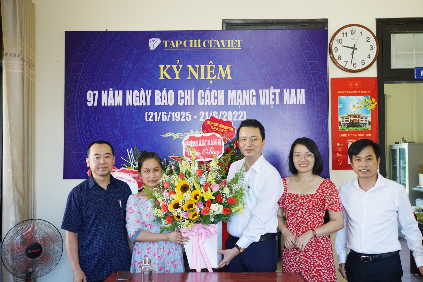 Sở Gi&aacute;o dục v&agrave; Đ&agrave;o tạo tặng hoa ch&uacute;c mừng