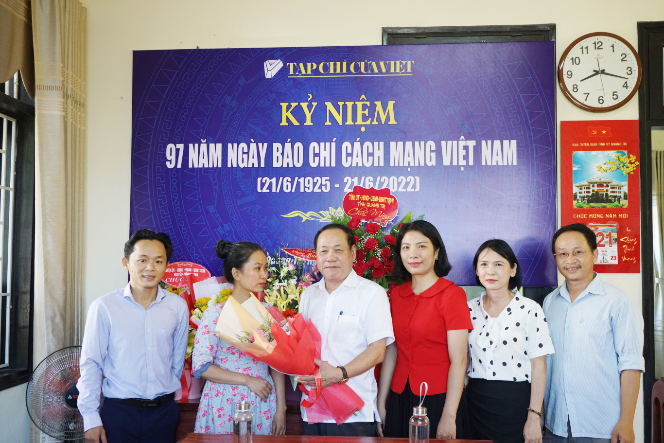 Bảo hiểm x&atilde; hội tỉnh tặng hoa ch&uacute;c mừng