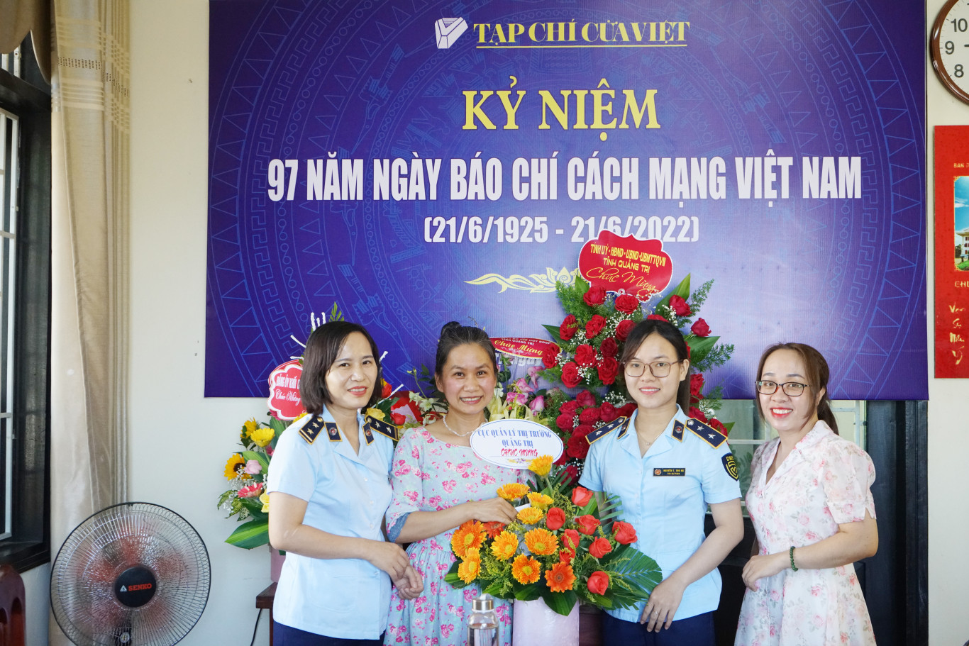 Chi cục Quản l&yacute; thị trường tặng hoa ch&uacute;c mừng