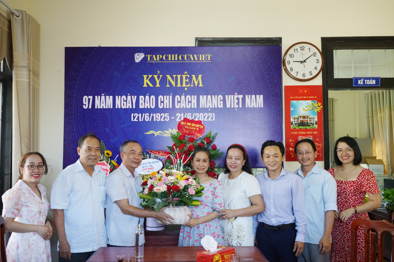 CLB Nh&agrave; b&aacute;o cao tuổi tặng hoa ch&uacute;c mừng