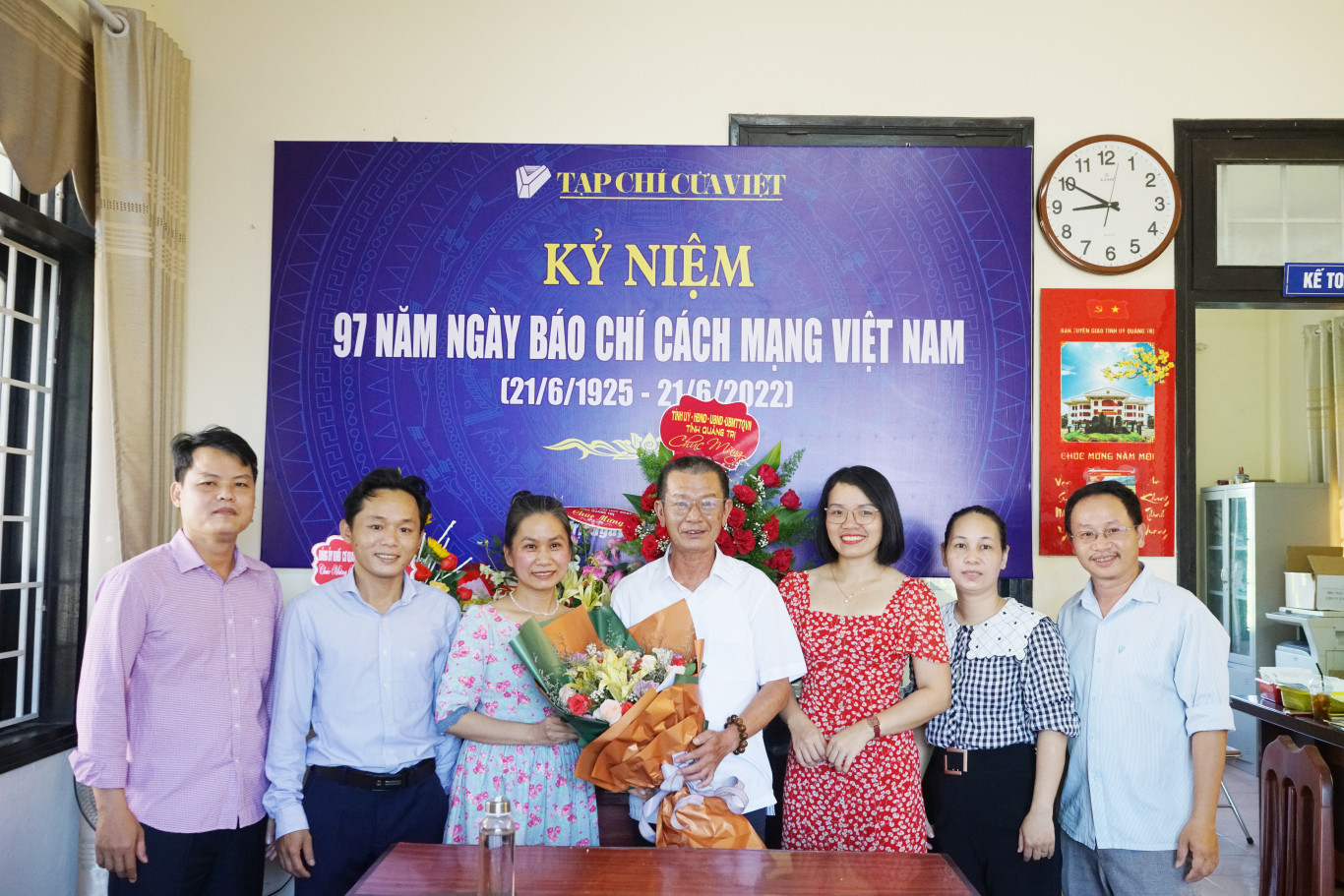 Ph&ograve;ng GD&ĐT Hướng H&oacute;a tặng hoa ch&uacute;c mừng