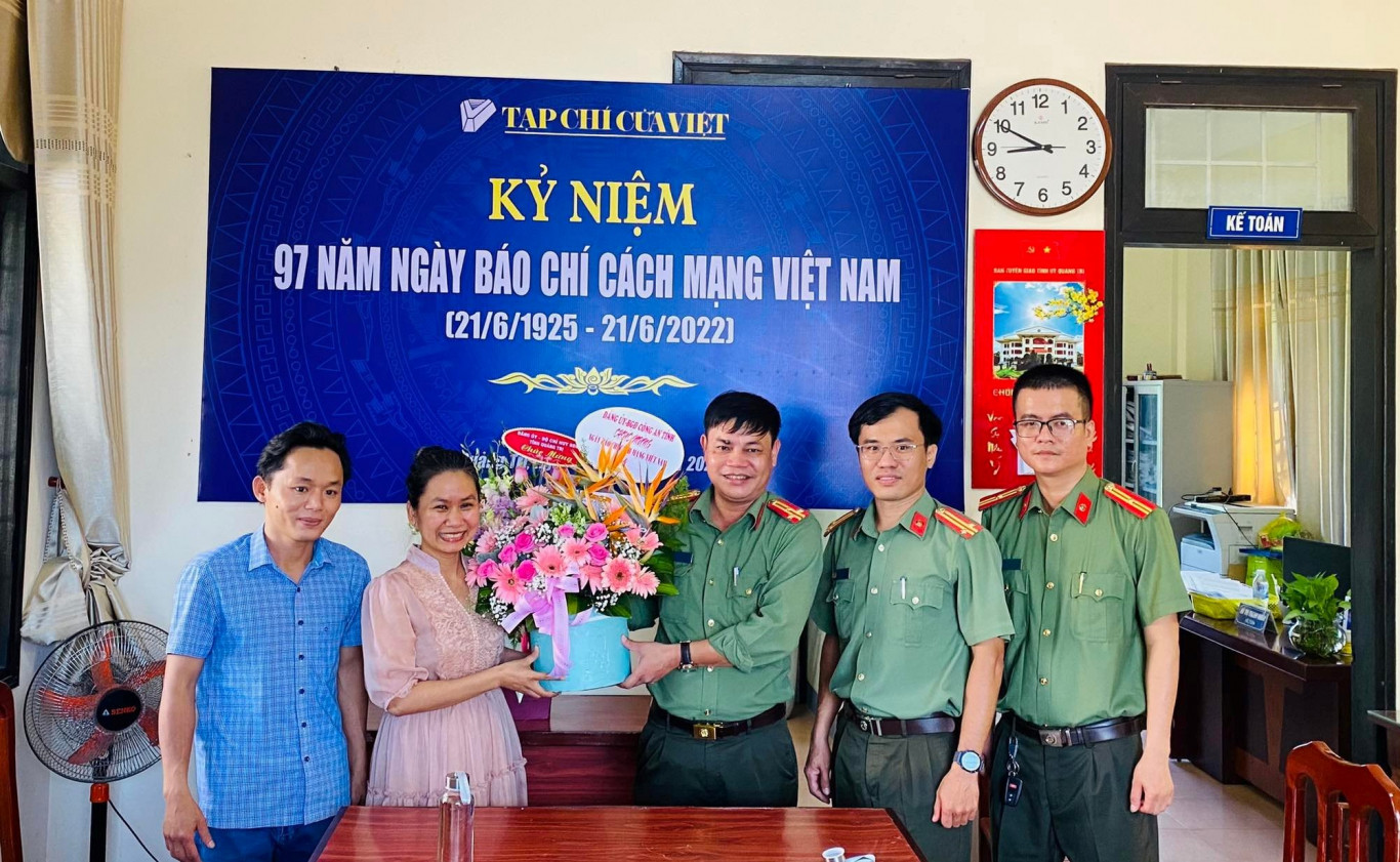 Đảng ủy-BGĐ C&ocirc;ng an tỉnh tặng hoa ch&uacute;c mừng