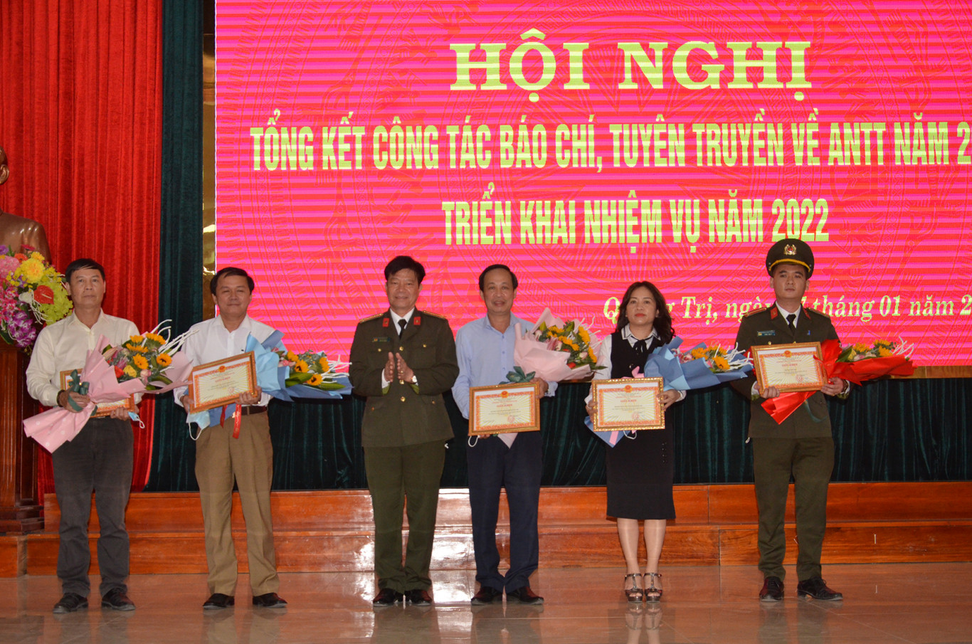 L&atilde;nh đạo C&ocirc;ng an tỉnh trao giấy khen cho c&aacute;c tập thể c&oacute; th&agrave;nh t&iacute;ch xuất sắc trong c&ocirc;ng t&aacute;c b&aacute;o ch&iacute;, tuy&ecirc;n truyền về ANTT năm 2021