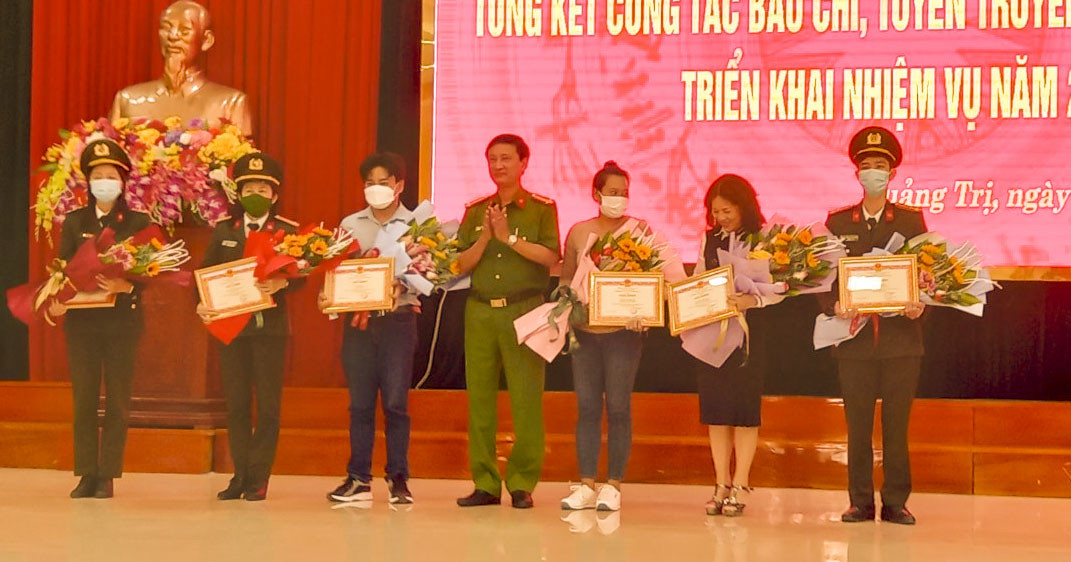Trao giấy khen cho c&aacute;c c&aacute; nh&acirc;n c&oacute; th&agrave;nh t&iacute;ch xuất sắc trong c&ocirc;ng t&aacute;c b&aacute;o ch&iacute;, tuy&ecirc;n truyền về ANTT năm 2021