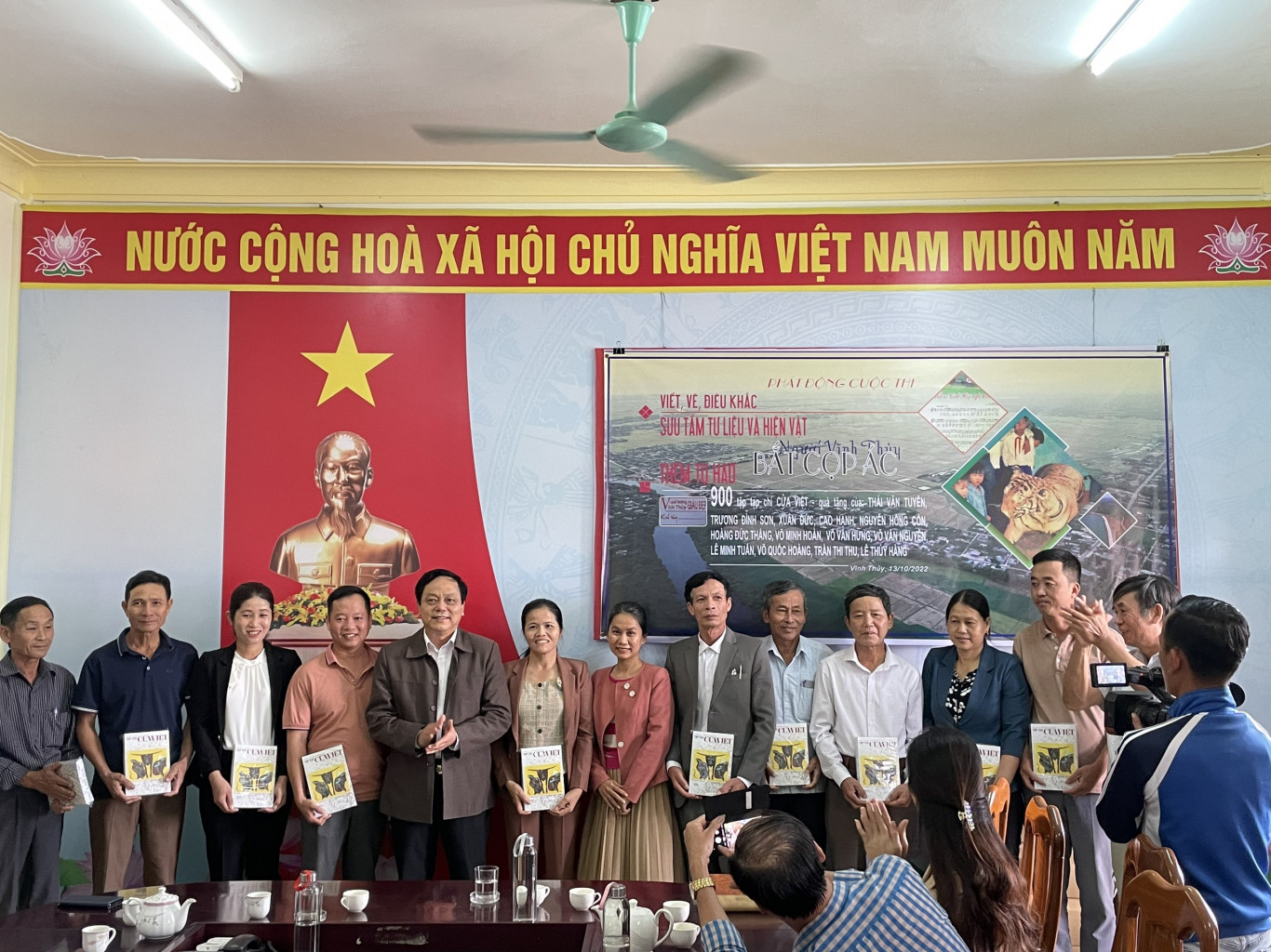 Đồng ch&iacute; Ho&agrave;ng Đức Thắng, UVTVTU, Ph&oacute; trưởng Đo&agrave;n đại biểu Quốc hội tỉnh trao tặng tạp ch&iacute; Cửa Việt cho đại diện b&agrave; con x&atilde; Vĩnh Thủy.