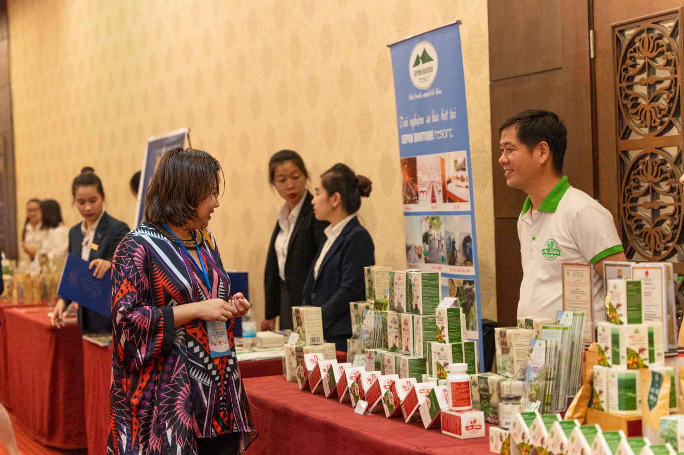 Trưng b&agrave;y, giới thiệu c&aacute;c n&ocirc;ng sản phẩm OCOP đặc trưng của tỉnh Quảng Trị.