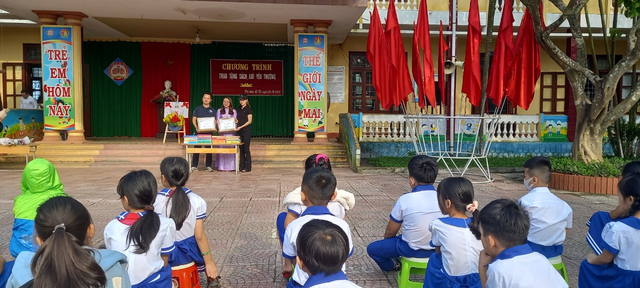 Chương tr&igrave;nh SHNT Quảng Trị v&agrave; nh&agrave; t&agrave;i trợ trao tặng s&aacute;ch tại Trường TH thị trấn &Aacute;i Tử, huyện Triệu Phong.