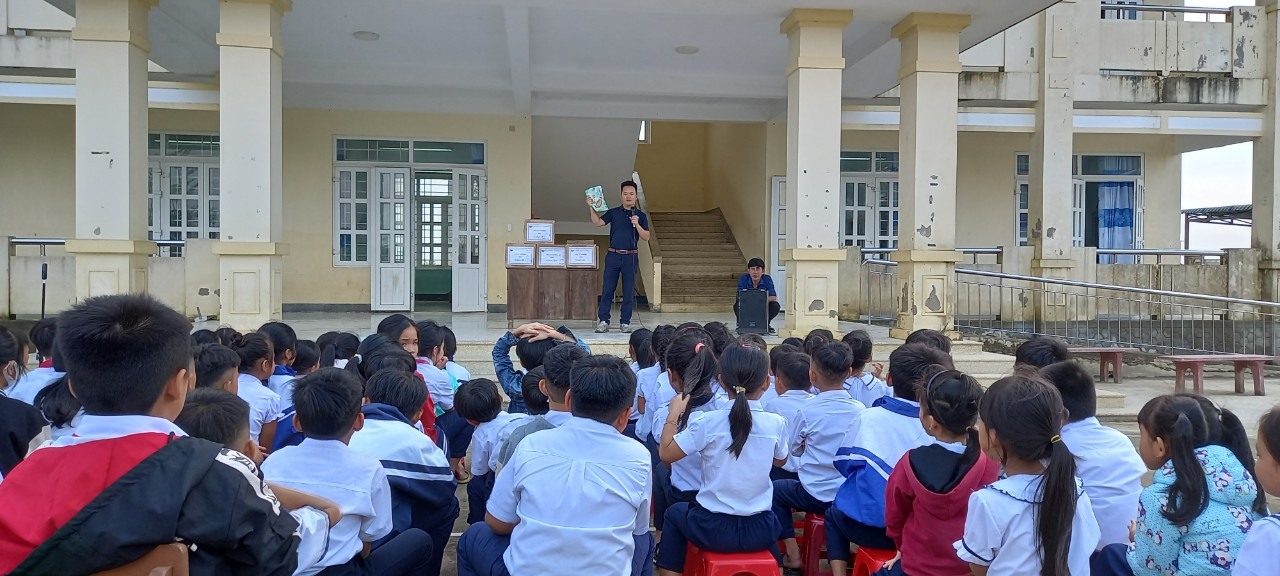 Học sinh v&ugrave;ng c&agrave;ng h&aacute;o hức với c&aacute;c tủ s&aacute;ch được tặng.