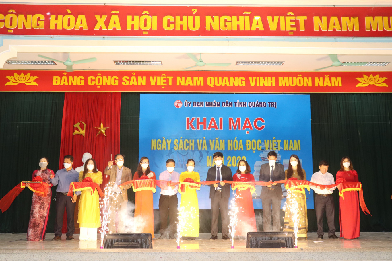 L&atilde;nh đạo tỉnh cắt băng khai mạc Ng&agrave;y s&aacute;ch v&agrave; Văn h&oacute;a đọc năm 2022