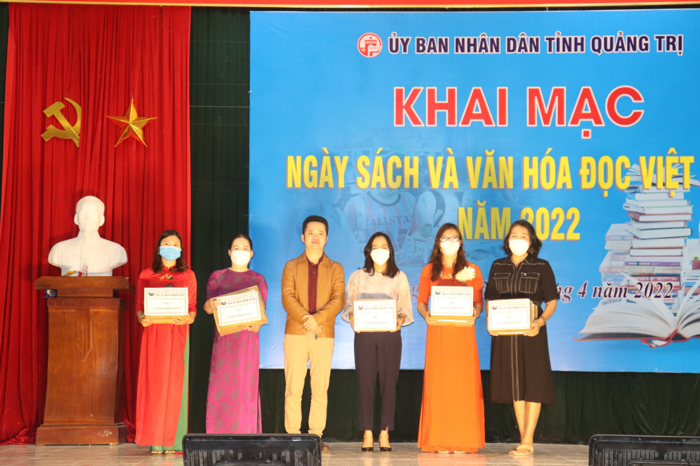 Đại diện Chương tr&igrave;nh S&aacute;ch h&oacute;a n&ocirc;ng th&ocirc;n tỉnh Quảng Trị trao s&aacute;ch cho c&aacute;c trường mầm non tr&ecirc;n địa b&agrave;n thị x&atilde; Quảng Trị