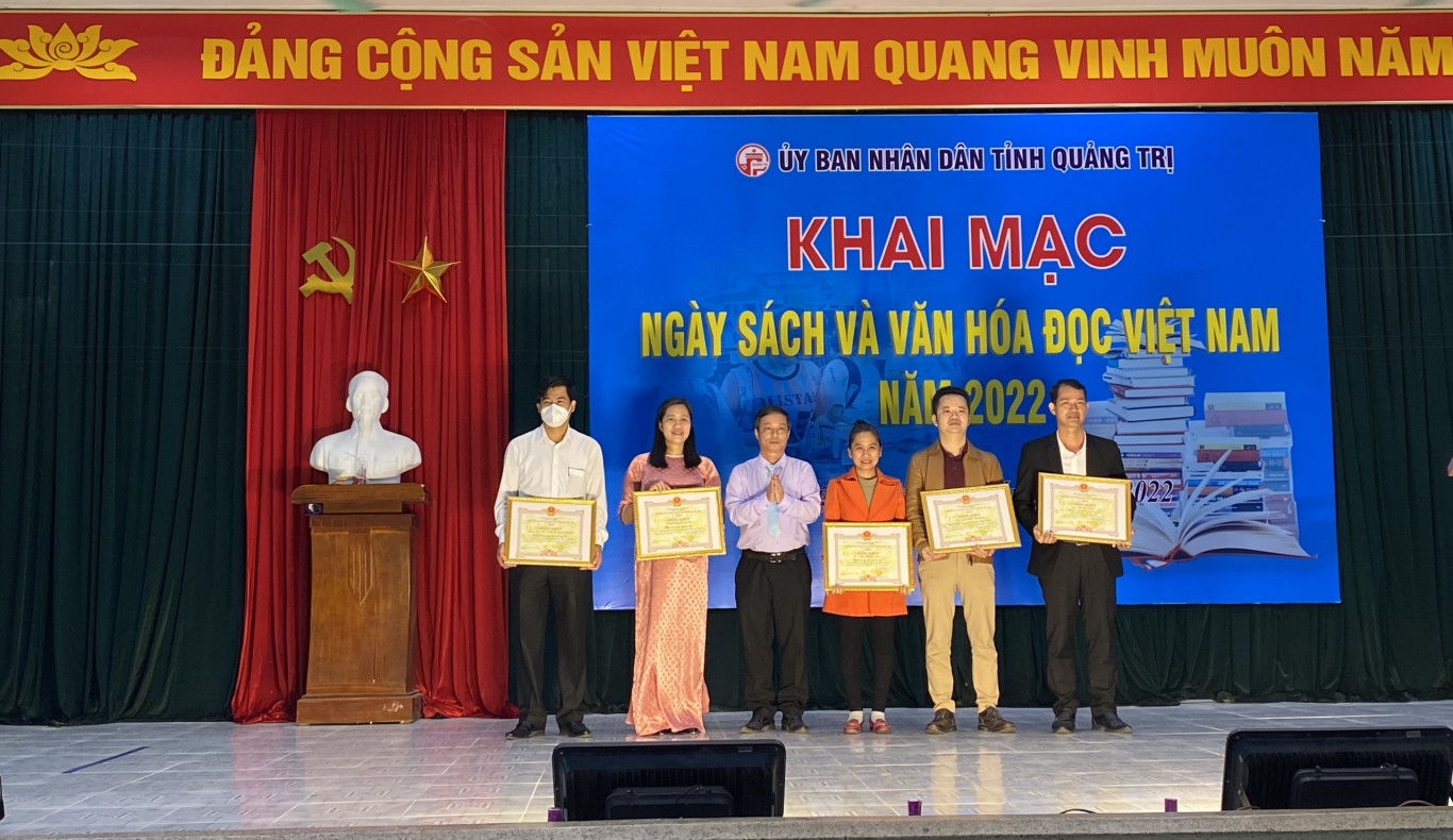Khen thưởng c&aacute;c đơn vị, c&aacute; nh&acirc;n c&oacute; nhiều đ&oacute;ng g&oacute;p ph&aacute;t triển văn h&oacute;a đọc