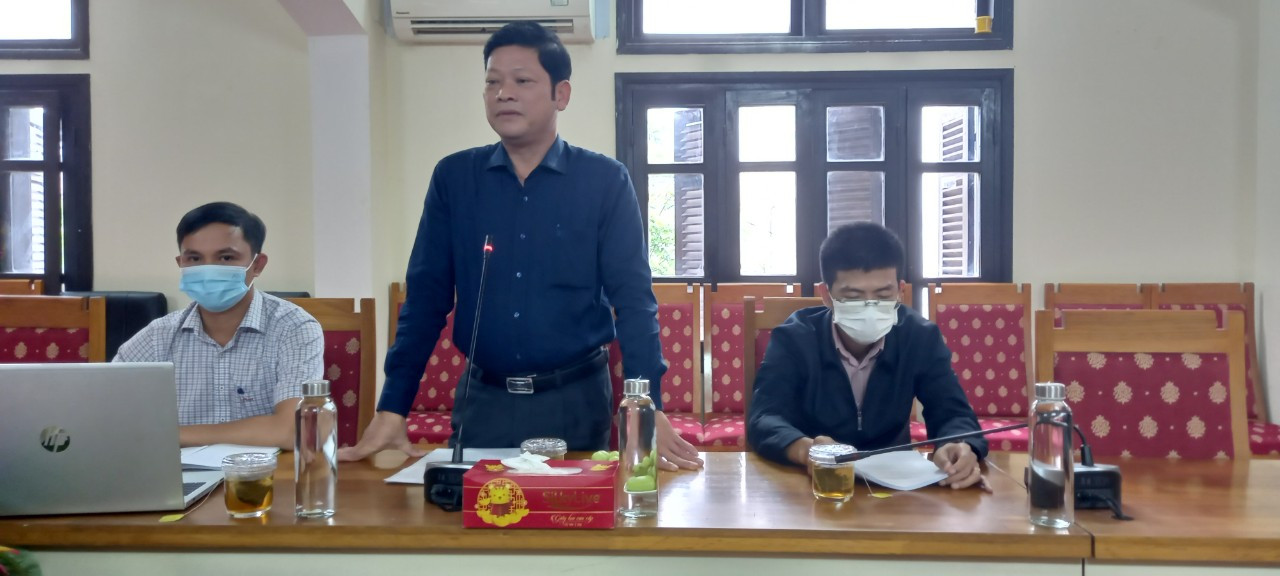 &Ocirc;ng Hồ Sỹ Trung (người đứng), Chủ tịch UBND TP Đ&ocirc;ng H&agrave; chủ tr&igrave; buổi trao đổi nhanh với b&aacute;o ch&iacute;