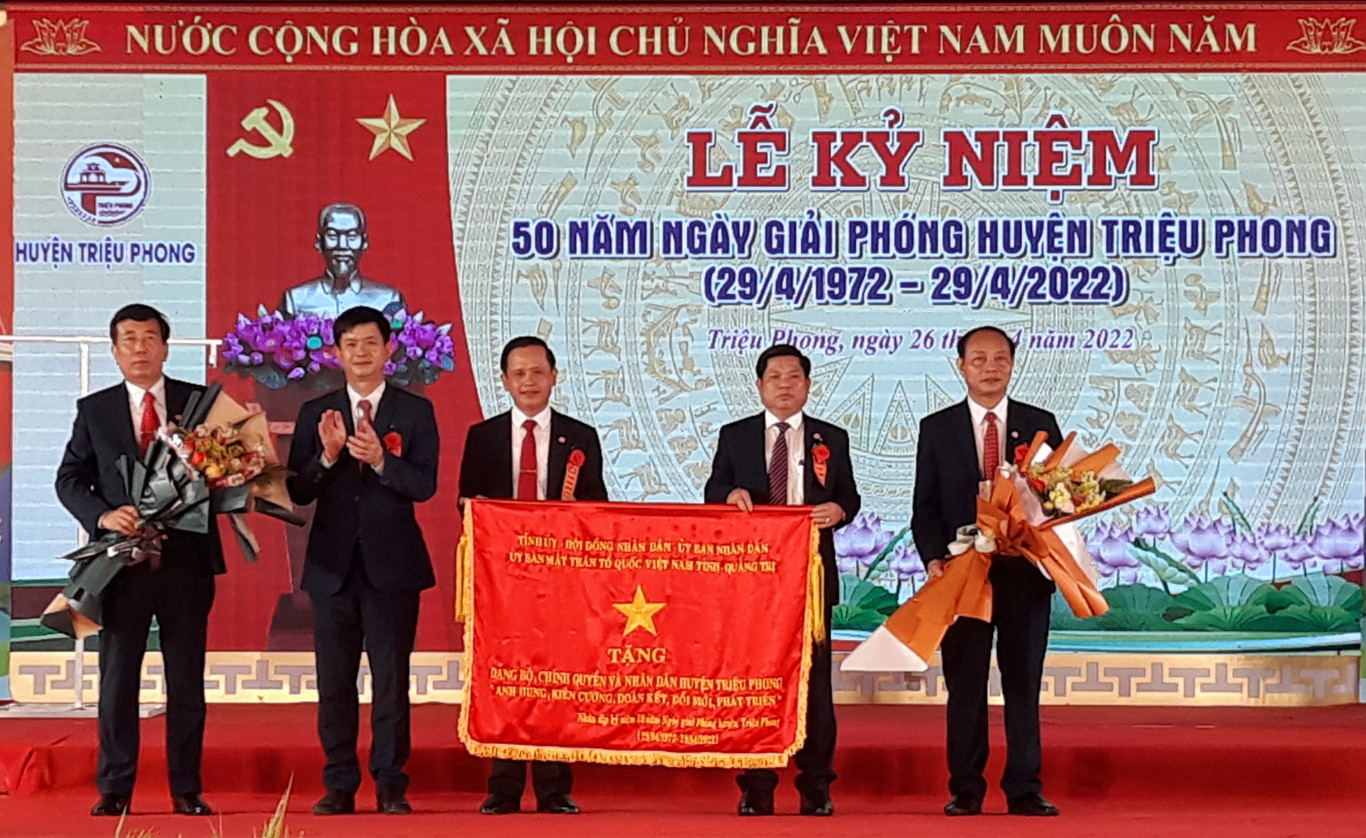 B&iacute; thư Tỉnh ủy L&ecirc; Quang T&ugrave;ng trao bức trướng của Tỉnh ủy, HĐND, UBND, Ủy ban MTTQVN tỉnh cho Đảng bộ, ch&iacute;nh quyền v&agrave; Nh&acirc;n d&acirc;n huyện Triệu Phong.