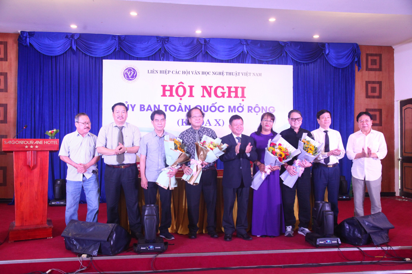 Chủ tịch Li&ecirc;n hiệp c&aacute;c Hội VHNT Việt Nam tặng hoa ch&uacute;c mừng bốn Ủy vi&ecirc;n mới của Đo&agrave;n Chủ tịch.