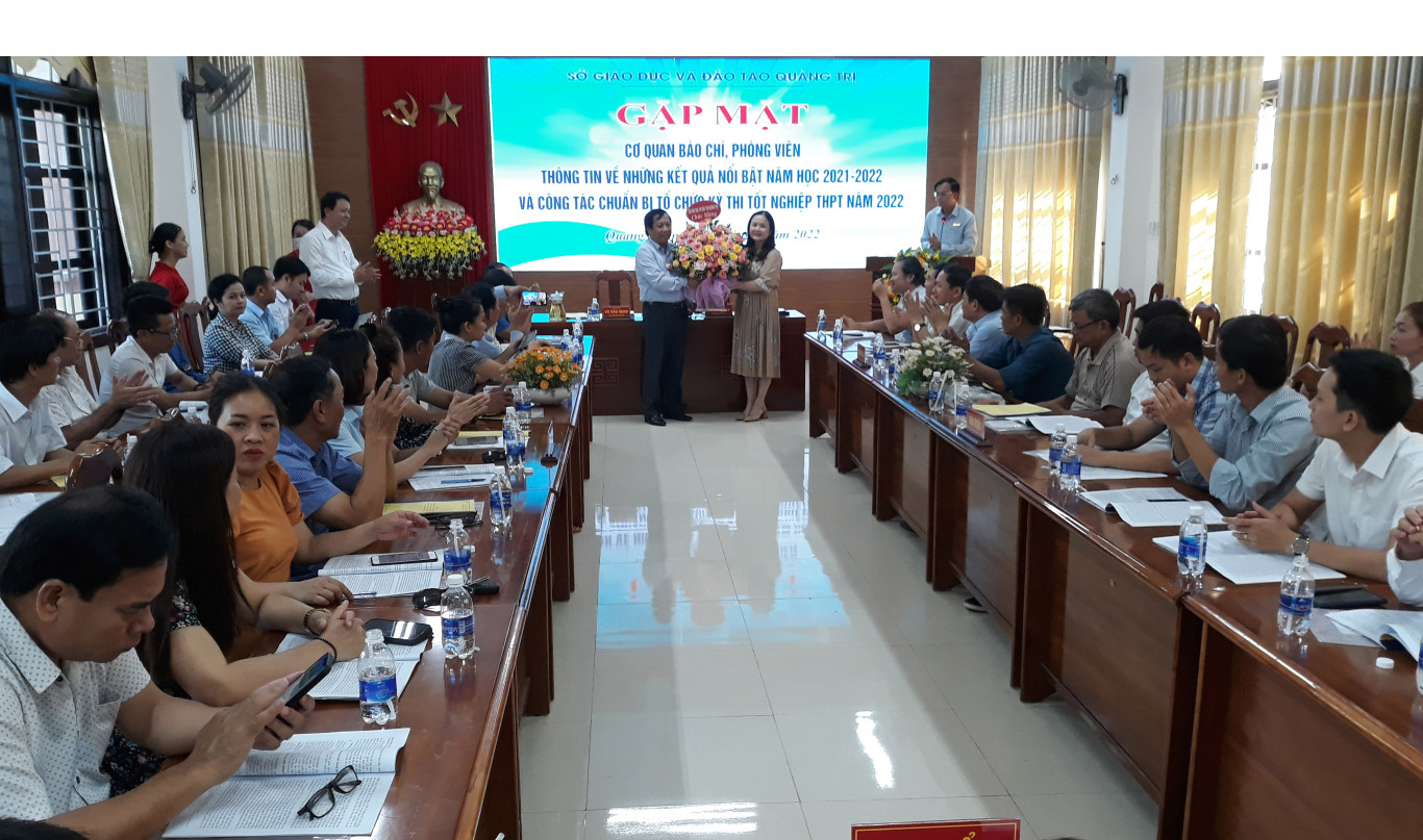 Gi&aacute;m đốc Sở GD&ĐT L&ecirc; Thị Hương tặng hoa ch&uacute;c mừng c&aacute;c ph&oacute;ng vi&ecirc;n nh&acirc;n dịp kỷ niệm 97 năm Ng&agrave;y B&aacute;o ch&iacute; C&aacute;ch mạng Việt Nam