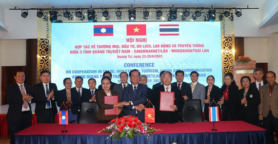 L&atilde;nh đạo 3 tỉnh Quảng Trị (Việt Nam), Savannakhet (L&agrave;o) v&agrave; Mukdahan (Th&aacute;i Lan) k&yacute; kết hợp t&aacute;c