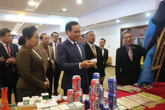 L&atilde;nh đạo 3 tỉnh Quảng Trị (Việt Nam), Savannakhet (L&agrave;o) v&agrave; Mukdahan (Th&aacute;i Lan) thăm c&aacute;c gian h&agrave;ng trưng b&agrave;y sản phẩm địa phương.