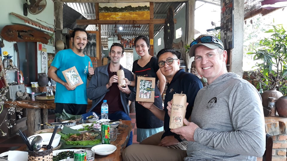 Kh&aacute;ch nước ngo&agrave;i gh&eacute; thưởng thức ẩm thực tại Phương gia trang, Cam Lộ, Quảng Trị - Ảnh: N.T.H