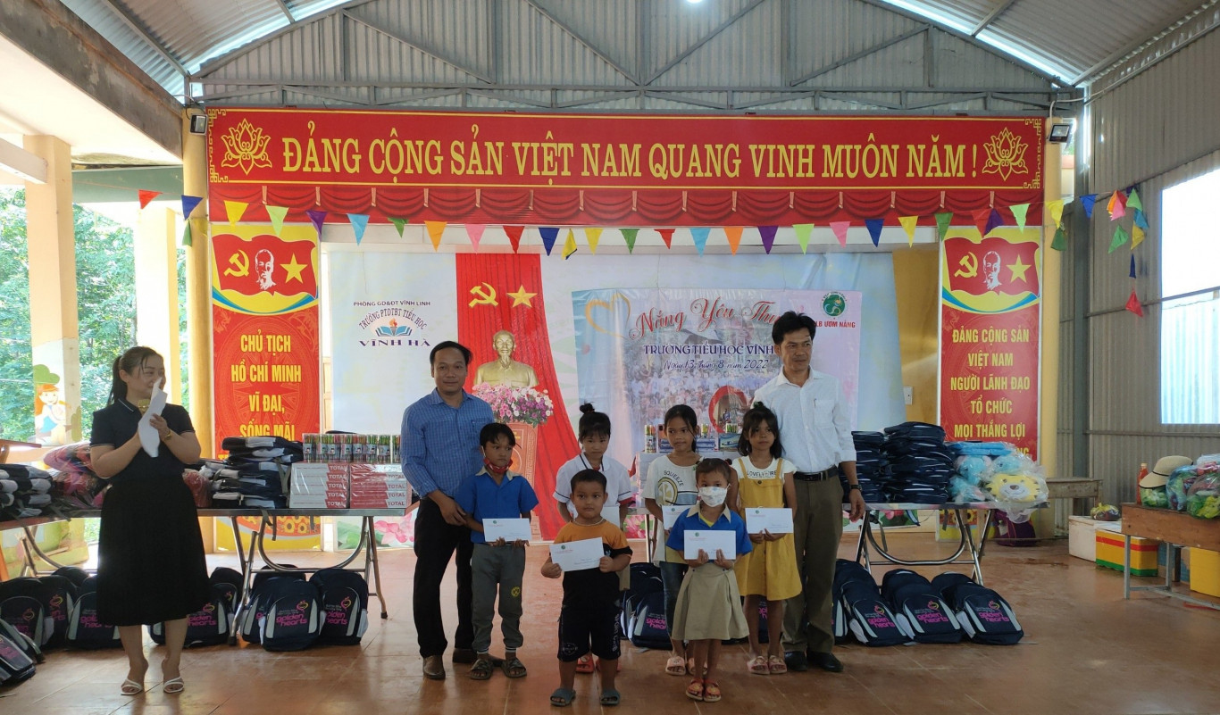 6 suất học bổng trao cho c&aacute;c em học sinh ngh&egrave;o, vượt kh&oacute;.