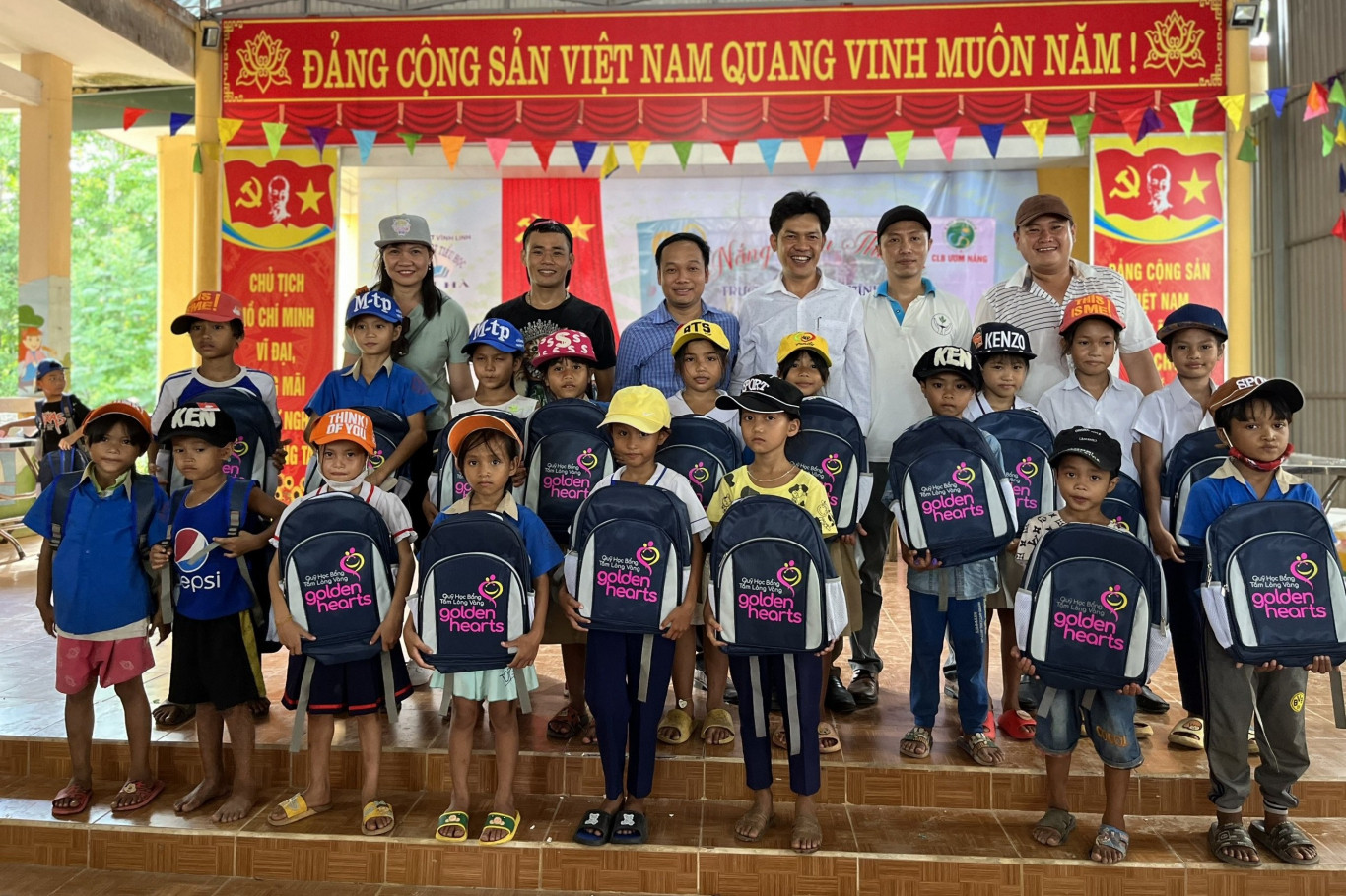 140 phần qu&agrave; cho c&aacute;c em v&agrave;o năm học mới.