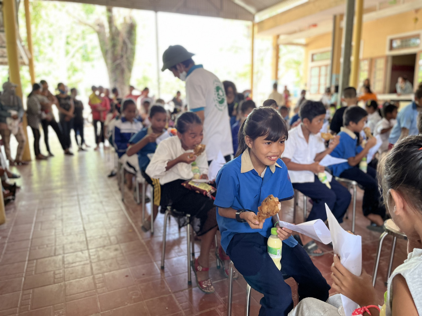 Nhiều em nhỏ lần đầu ti&ecirc;n được ăn g&agrave; r&aacute;n.