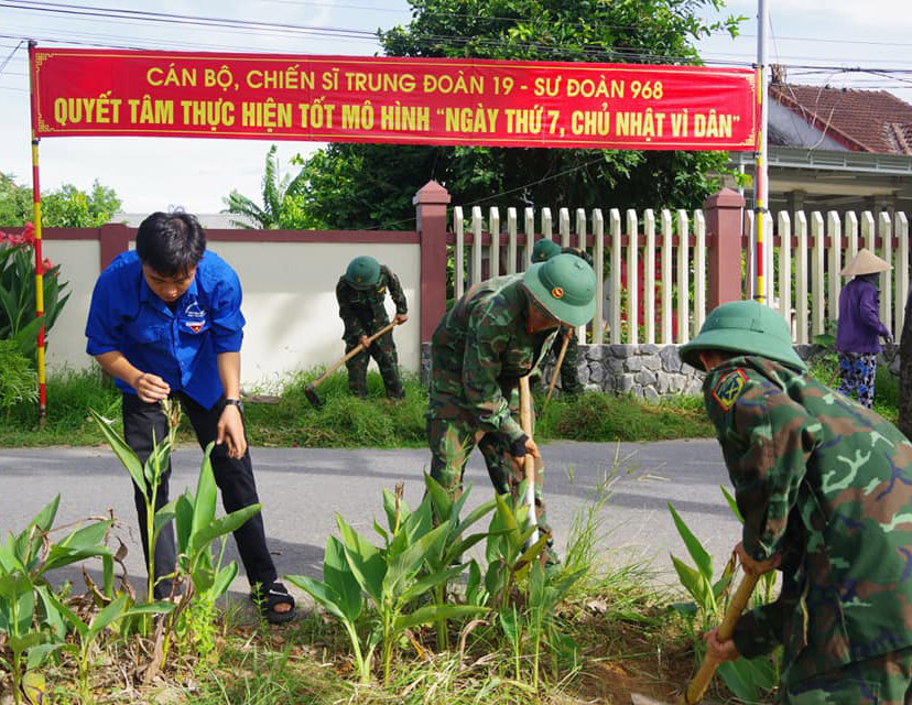 C&aacute;n bộ, chiến sĩ Trung đo&agrave;n 19 c&ugrave;ng nh&acirc;n d&acirc;n huyện Cam Lộ thực hiện m&ocirc; h&igrave;nh &ldquo;Ng&agrave;y thứ bảy, chủ nhật v&igrave; d&acirc;n&rdquo;.