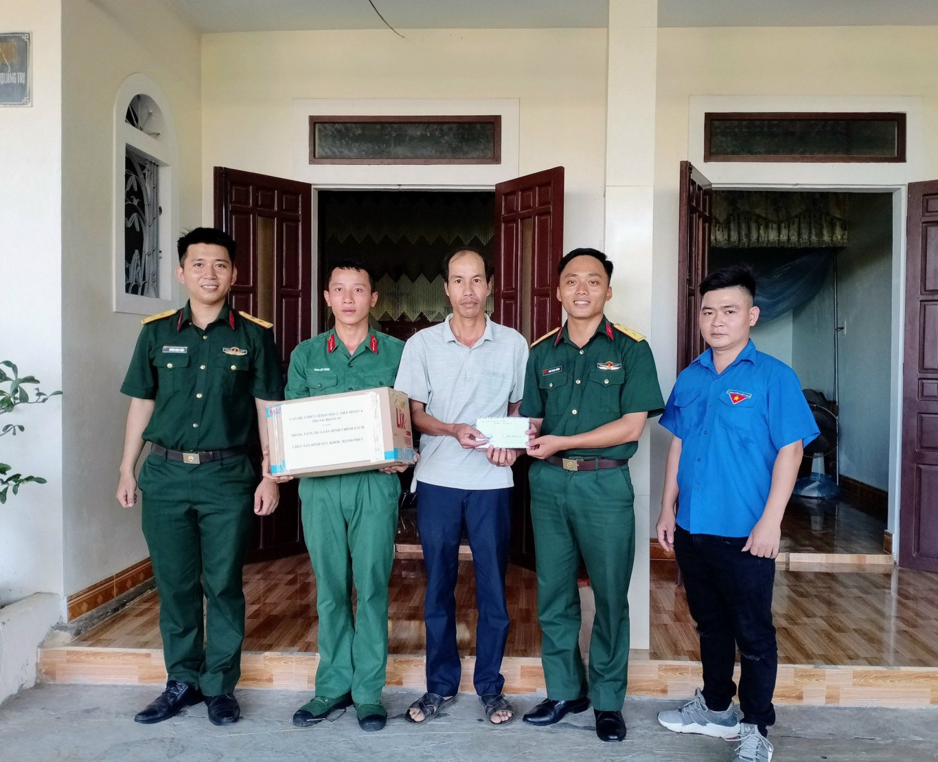 Tặng qu&agrave; c&aacute;c hộ ch&iacute;nh s&aacute;ch nh&acirc;n dịp kỷ niệm Thương binh Liệt sĩ 27/7.