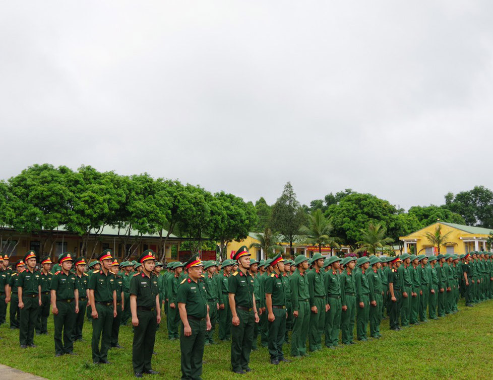 C&ugrave;ng chăm lo x&acirc;y dựng cảnh quan doanh trại xanh, sạch, đẹp.