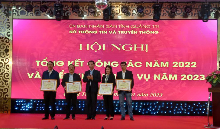 Ph&oacute; Chủ tịch UBND tỉnh Ho&agrave;ng Nam trao bằng khen của UBND tỉnh cho c&aacute;c tập thể xuất sắc.