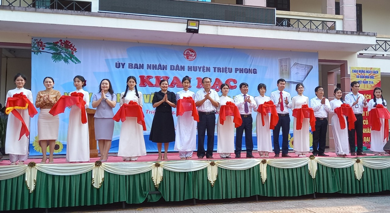 L&atilde;nh đạo c&aacute;c đơn vị cắt băng Ng&agrave;y s&aacute;ch v&agrave; Văn h&oacute;a đọc Việt Nam huyện Triệu Phong năm 2023.
