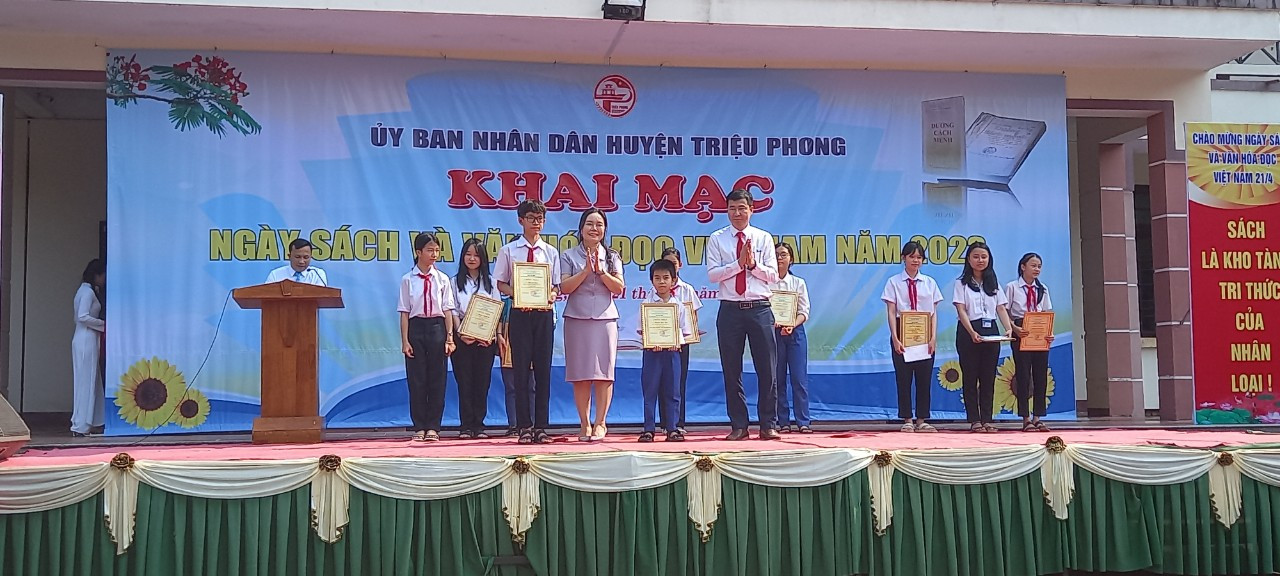Khen thưởng c&aacute;c tập thể v&agrave; c&aacute; nh&acirc;n đạt giải trong Cuộc thi "Đại sứ Văn h&oacute;a đọc" huyện Triệu Phong năm 2022.