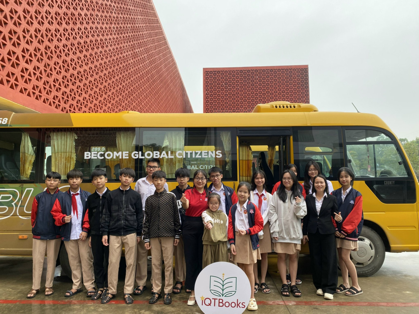 C&aacute;c c&ocirc; gi&aacute;o v&agrave; c&aacute;c bạn học sinh trường LCHNQT iSchool Quảng Trị trong chuyến đi thiện nguyện tại m&aacute;i ấm L&acirc;m B&iacute;ch.