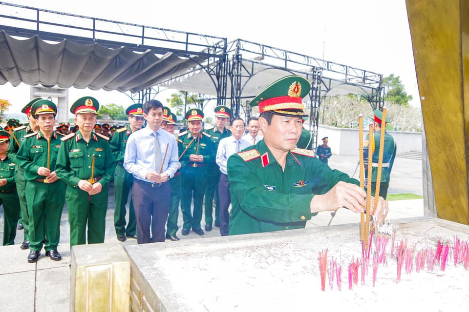 Đoàn Ban chỉ đạo hội thảo đã đến viếng, dâng hương, đặt vòng hoa tưởng niệm các Anh hùng liệt sĩ tại Nghĩa trang Liệt sĩ Quốc gia Đường 9.