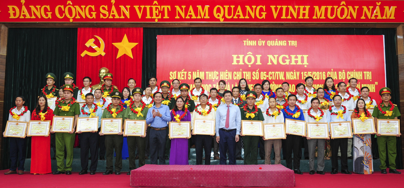 B&iacute; thư Tỉnh ủy v&agrave; Chủ tịch UBND tỉnh V&otilde; Văn Hưng trao Bằng khen cho c&aacute;c tập thể c&oacute; th&agrave;nh t&iacute;ch xuất sắc