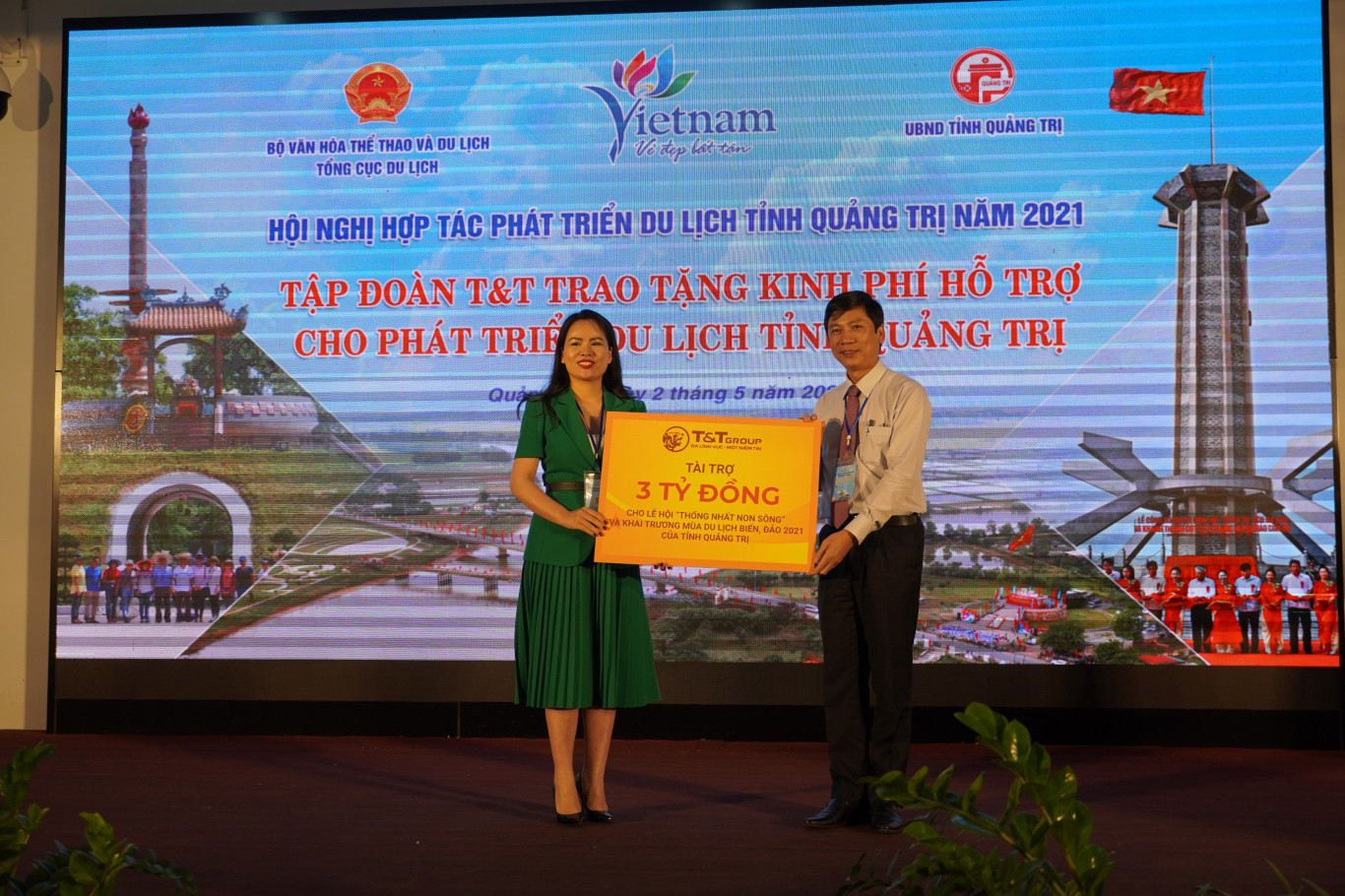 Ph&oacute; Chủ tịch UBND tỉnh Ho&agrave;ng Nam tiếp nhận biển tượng trưng t&agrave;i trợ kinh ph&iacute; ph&aacute;t triển du lịch của đại diện Tập đo&agrave;n T&T.