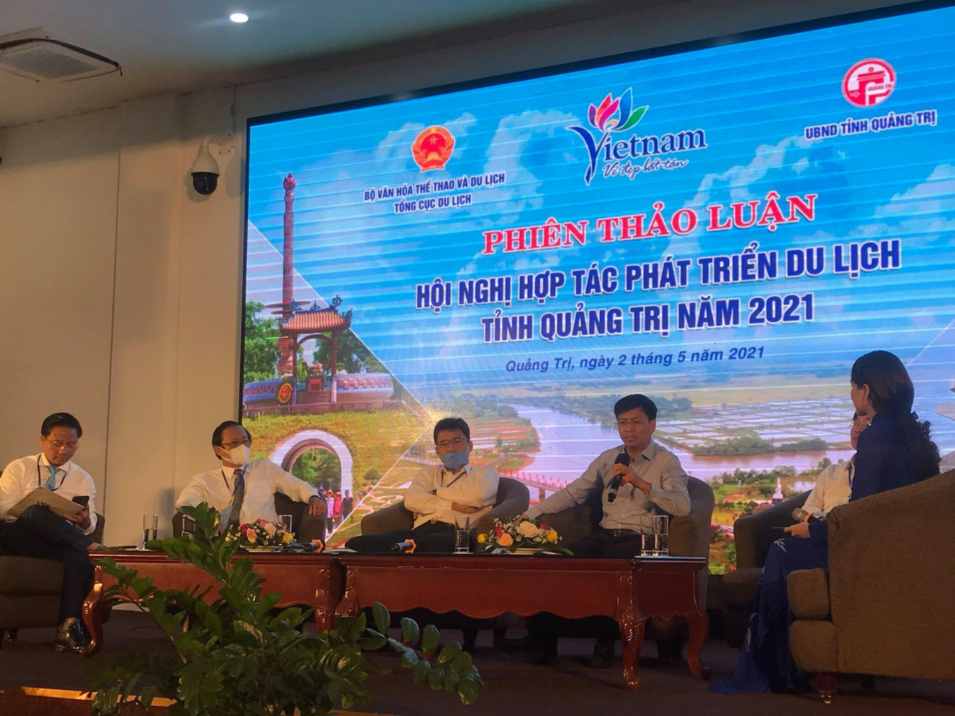 C&aacute;c đại biểu thảo luận về việc đẩy mạnh li&ecirc;n kết, quảng b&aacute; du lịch Quảng Trị.