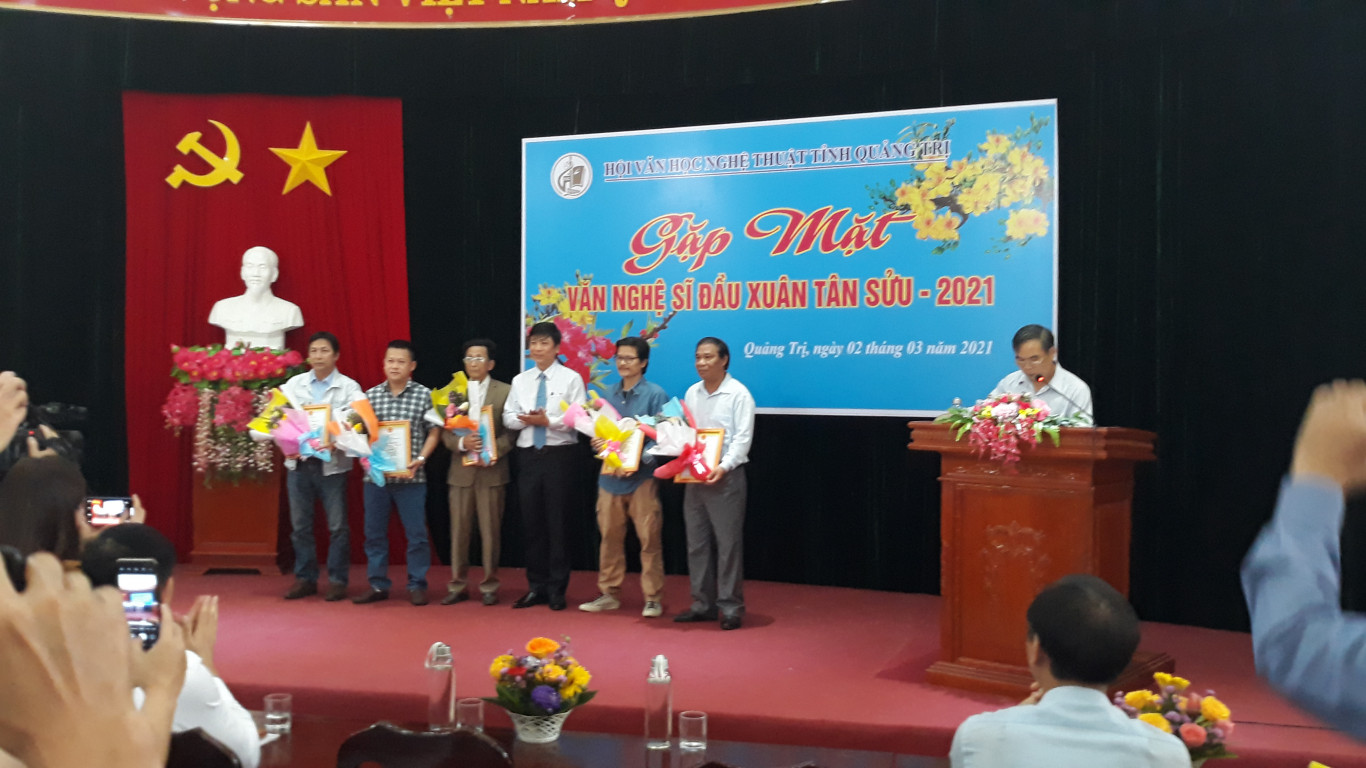 &Ocirc;ng Ho&agrave;ng Nam trao giải B cho c&aacute;c t&aacute;c giả