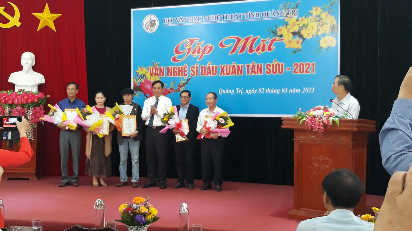 &Ocirc;ng Nguyễn Đăng Quang trao giả A cho c&aacute;c t&aacute;c giả