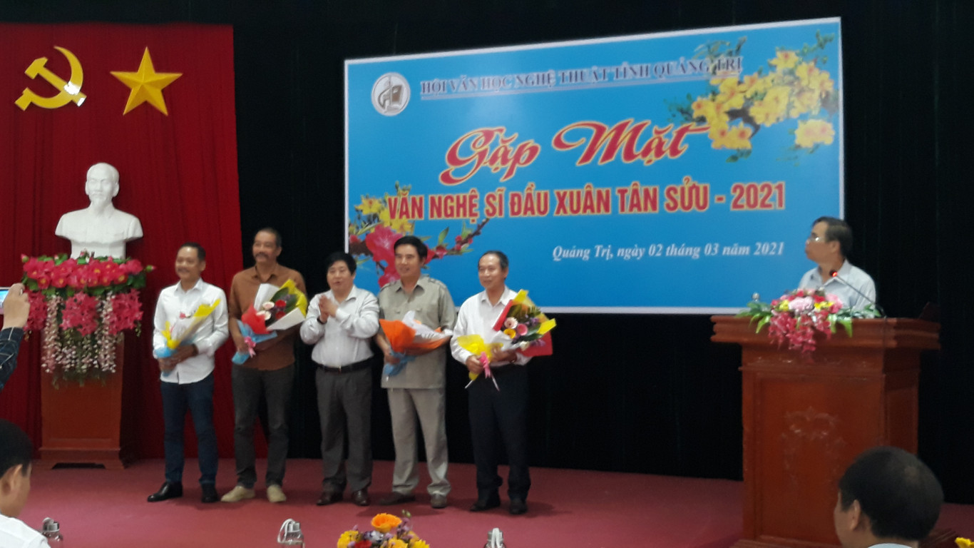 &Ocirc;ng Nguyễn Văn D&ugrave;ng trao giai cho c&aacute;c t&aacute;c giả đạt giải của Li&ecirc;n hiệp c&aacute;c Hội VHNT Việt Nam v&agrave; Hội chuy&ecirc;n ng&agrave;nh Trung ương