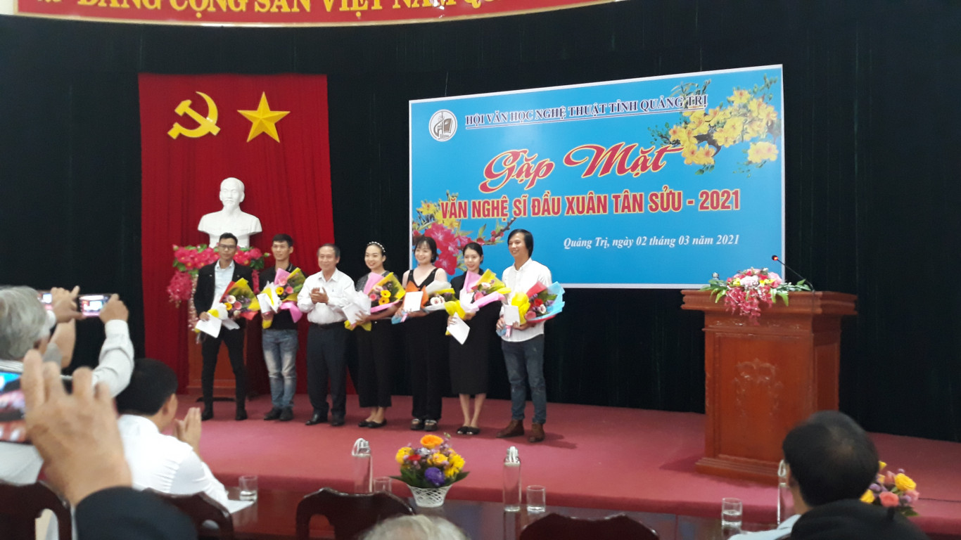 &Ocirc;ng Hồ Thanh Thoan trao hoa ch&uacute;c mừng đến c&aacute;c t&aacute;c giả đạt giải của Li&ecirc;n hiệp c&aacute;c Hội VHNT Việt Nam v&agrave; Hội chuy&ecirc;n ng&agrave;nh Trung ương