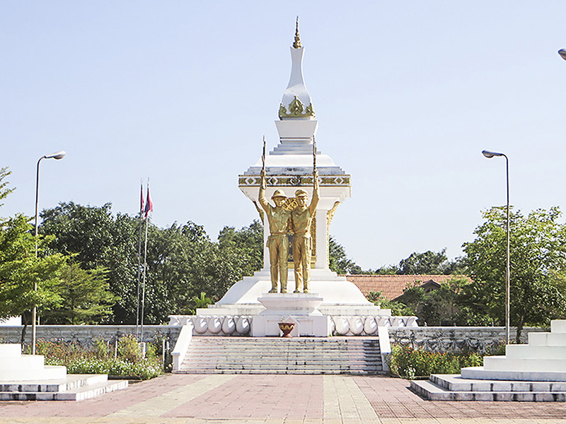 Tượng đ&agrave;i Đo&agrave;n kết li&ecirc;n minh chiến đấu L&agrave;o - Việt Nam tại tỉnh Attapư, v&ugrave;ng Nam L&agrave;o - Ảnh: PV​
