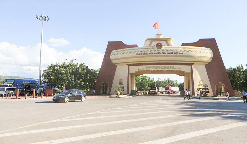 Đường Xuy&ecirc;n &Aacute; qua Cửa khẩu quốc tế Lao Bảo nối th&ocirc;ng thương với nước bạn L&agrave;o tr&ecirc;n H&agrave;nh lang kinh tế Đ&ocirc;ng - T&acirc;y - Ảnh: PV​