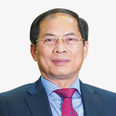 Ủy vi&ecirc;n Trung ương Đảng, Bộ trưởng Bộ Ngoại giao L&ecirc; Thanh Sơn (Sinh năm 1962, qu&ecirc; qu&aacute;n H&agrave; Nội). Chức vụ trước: Thứ trưởng Thường trực Bộ Ngoại giao.