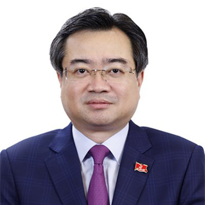 Ủy vi&ecirc;n Trung ương Đảng, Bộ trưởng Bộ X&acirc;y dựng Nguyễn Thanh Nghị (Sinh năm 1976, qu&ecirc; qu&aacute;n C&agrave; Mau). Chức vụ trước: Thứ trưởng Bộ X&acirc;y dựng.