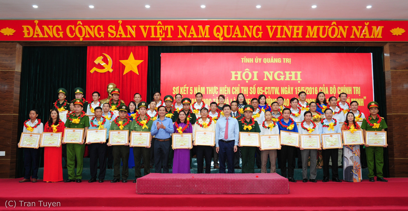  B&iacute; thư Tỉnh ủy L&ecirc; Quang T&ugrave;ng v&agrave; Chủ tịch UBND tỉnh V&otilde; Văn Hưng trao Bằng khen cho c&aacute;c tập thể c&oacute; th&agrave;nh t&iacute;ch xuất sắc - Ảnh: Trần Tuyền