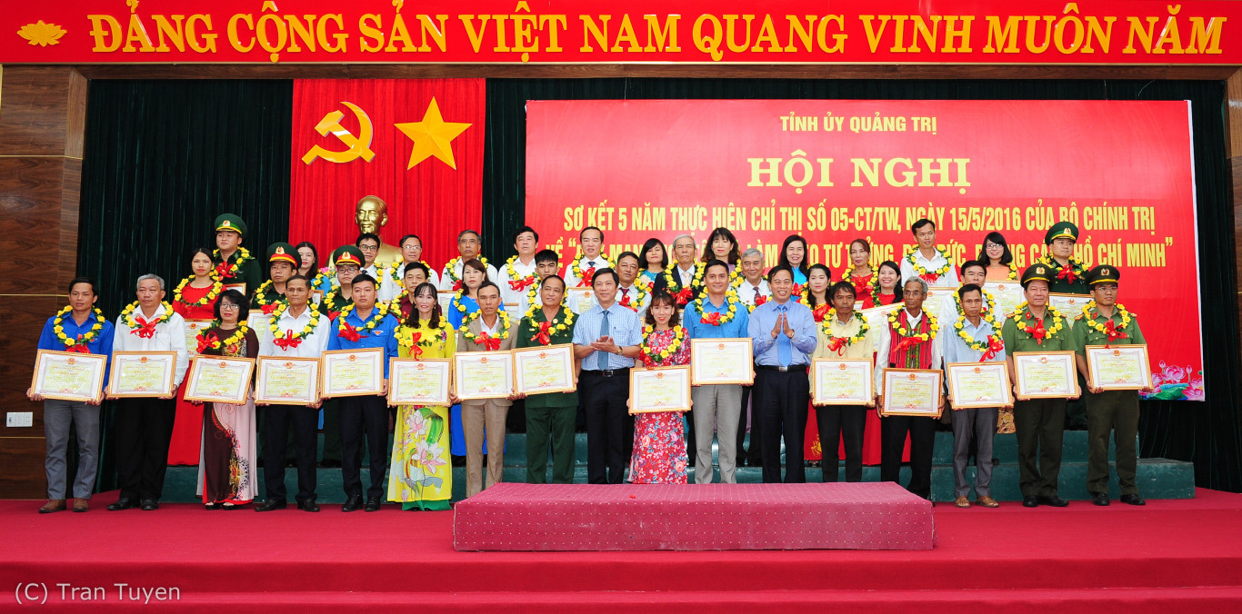 Ph&oacute; B&iacute; thư Thường trực Tỉnh ủy Nguyễn Đăng Quang v&agrave; Ph&oacute; Chủ tịch UBND tỉnh Ho&agrave;ng Nam trao Bằng khen cho c&aacute;c c&aacute; nh&acirc;n c&oacute; th&agrave;nh t&iacute;ch xuất sắc - Ảnh: Trần Tuyền