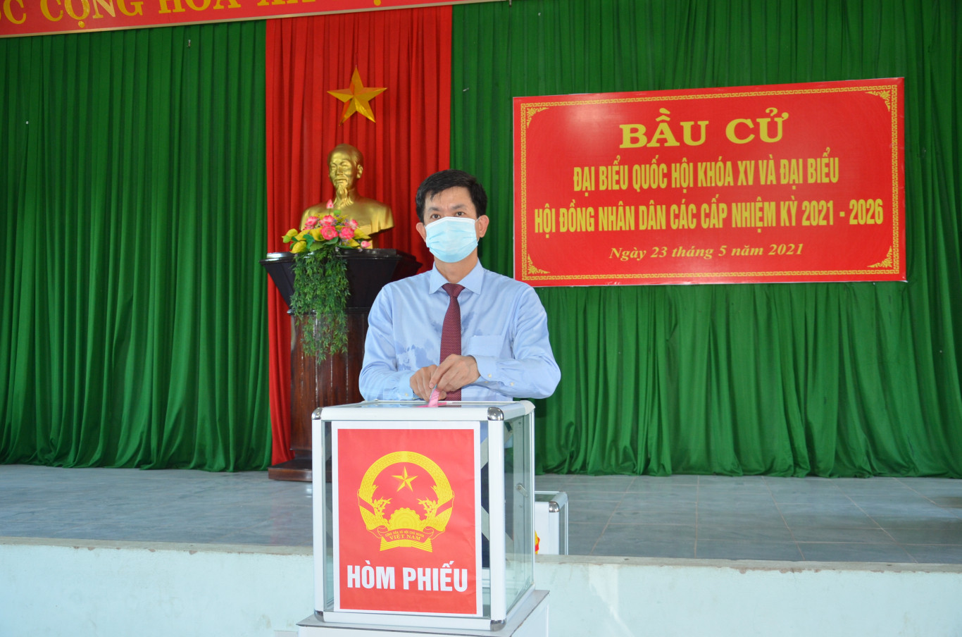 B&iacute; thư Tỉnh ủy L&ecirc; Quang T&ugrave;ng bỏ l&aacute; phiếu đầu ti&ecirc;n tại Tổ bầu cử số 6, phường Đ&ocirc;ng Lương, TP. Đ&ocirc;ng H&agrave; - Ảnh: L&ecirc; Minh